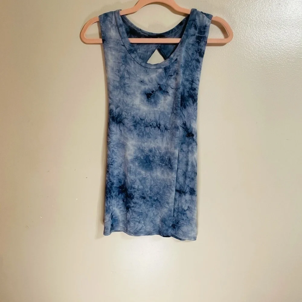 𝅺INTERI Open Back Pattern Gym Top - Picture 2 of 10